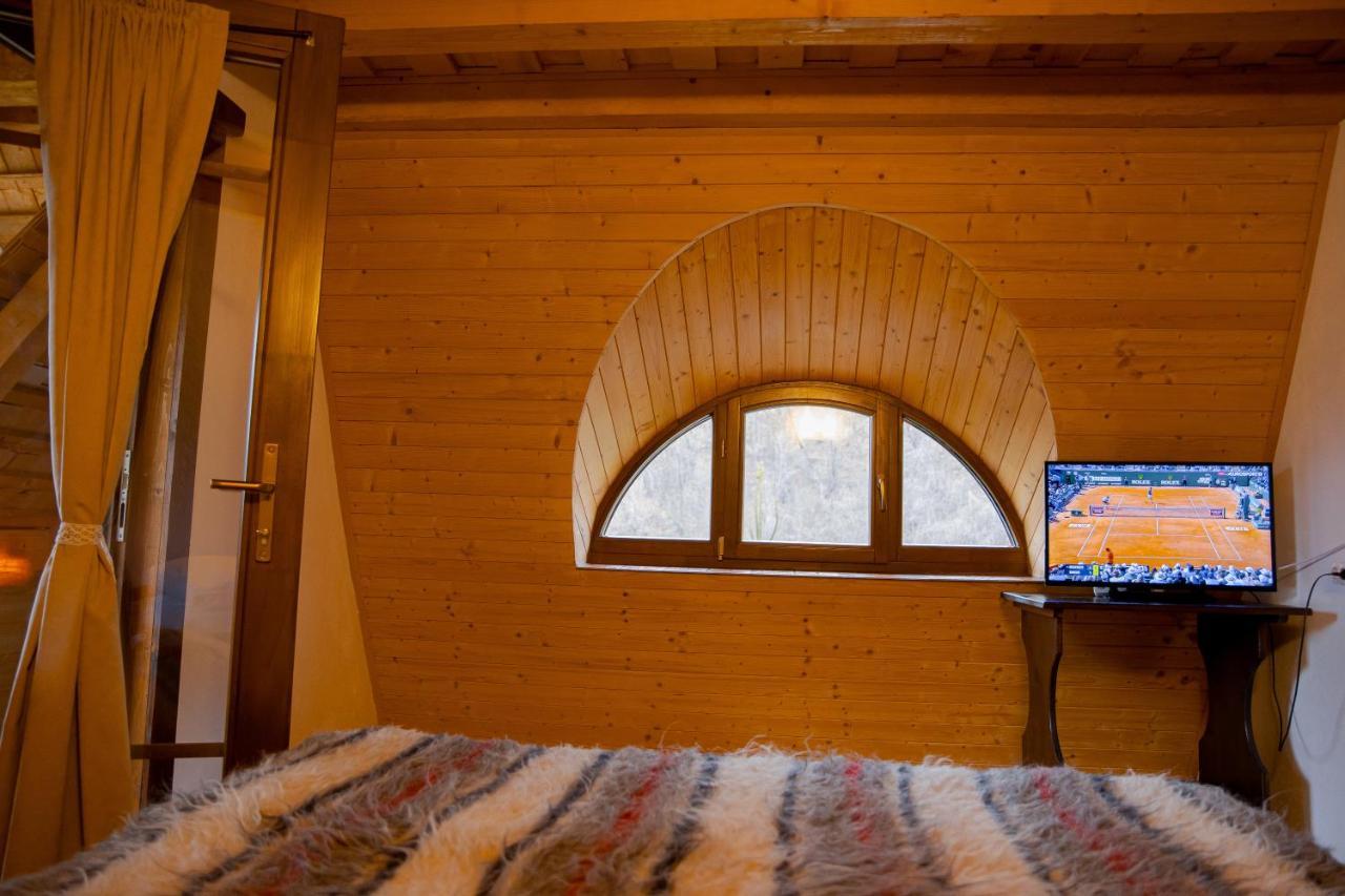 Conacul Drahneilor Hotel Ruscova Eksteriør billede